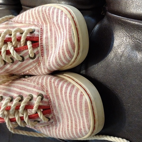 Ugg Eyan II Striped Seersucker Lace Canvas Red White - Picture 2 of 12